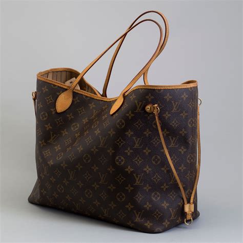 louis vuitton shopper.